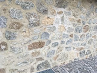 Natursteinmauer frisch verputzt