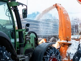 Schneefräse beim Abtransport mit Lastwagen.